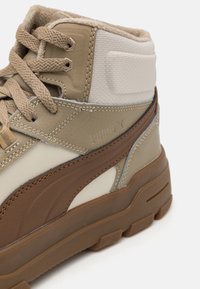 Puma REBOUND ABRUPT WTR UNISEX - Augsti sporta apavi - alpine snow/haute coffee/oak branch