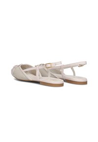 Platte, open-teensandalen met een lichtbeige gaas bovenkant, een rubberen zool en een verstelbare gespband. Heeft een gladde afwerking en een minimalistisch ontwerp.