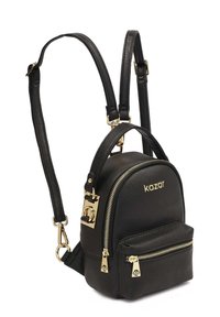 Zaino mini in pelle nera con finitura testurizzata, dettagli in hardware dorato, due tasche con zip e spallacci regolabili, con logo.