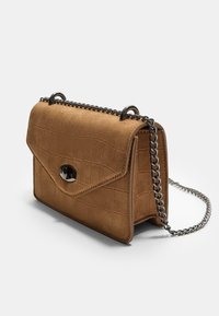 Sac à main texturé marron avec un motif croco, doté d'une chaîne en argent et d'un fermoir métallique. Forme rectangulaire aux bords arrondis.