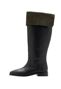 Bota de cuero negra hasta la rodilla con un puño de ante verde oscuro, punta afilada y suela plana. Líneas limpias y diseño minimalista.