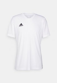 Camiseta deportiva blanca de Adidas de manga corta con escote en V y logo negro de Adidas en el lado derecho del pecho.