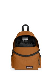 Hnědý batoh se zipovým uzávěrem, odolnou tkaninou, horním uchopováním a přední kapsou. Interiér má černou podšívku a organizační kapsu.