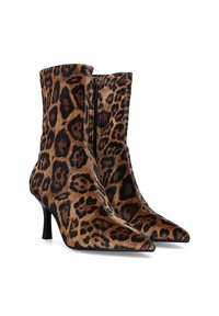 Botines de charol con estampado de leopardo y punta afilada, textura de ante suave, y cierre de cremallera lateral; cuentan con un tacón kitten de 6 cm para mayor elegancia.