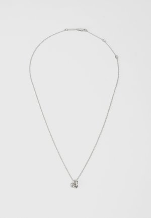 Collar de cadena de plata con un colgante en forma de nudo decorativo, con un acabado suave y eslabones de forma y tamaño uniforme.