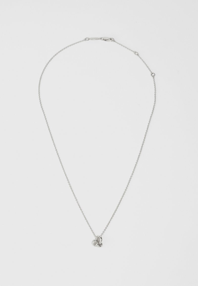 Collana in silver con pendente a nodo decorativo, con una finitura liscia e maglie di forma e dimensione uniforme.