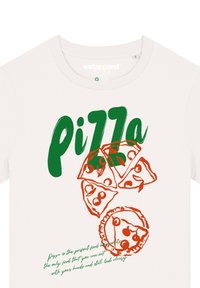 Witte t-shirt met groene en oranje tekst en een pizzadesign. Inclusief geïllustreerde pizzastukken met toppings en een cirkelvormige pizzagraphic.