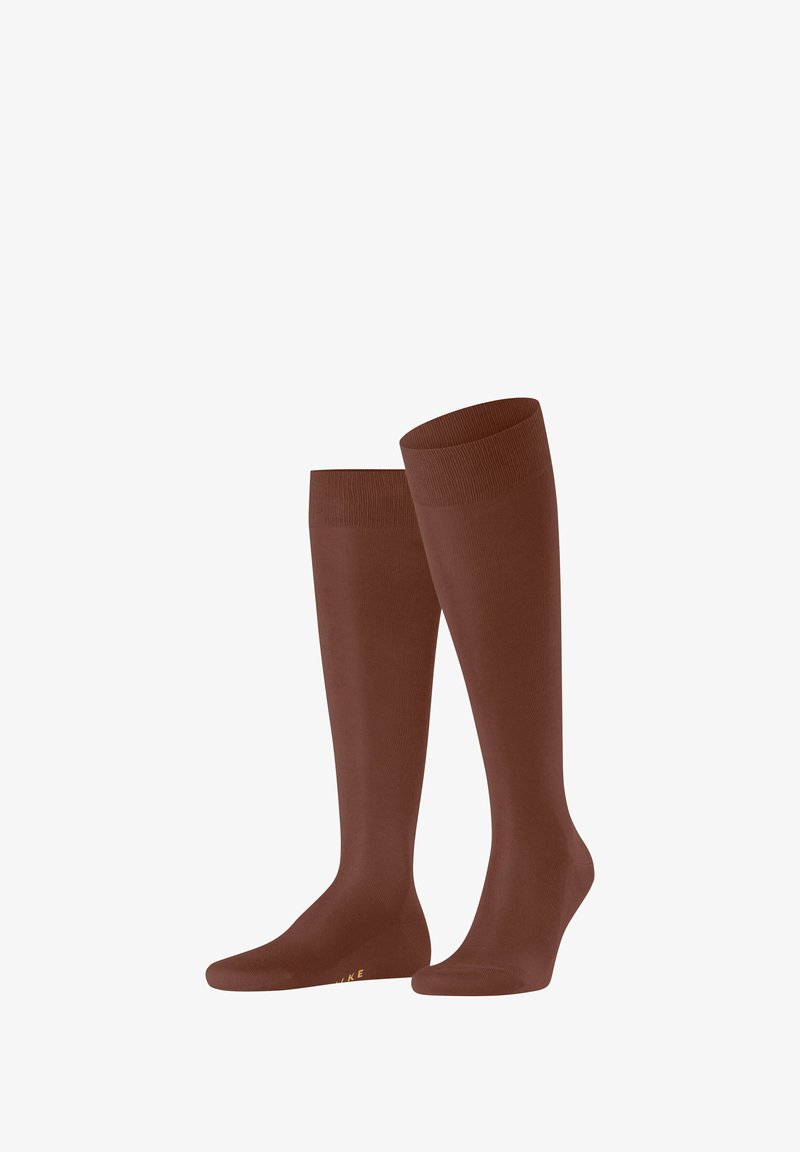 Braune knielange Socken aus glattem Stoff, die einen engen Sitz und einen gerippten Saum oben aufweisen. Mit dezentem goldenen Branding akzentuiert.