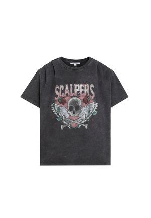 T-shirt noir à manches courtes avec un crâne et des os croisés délavés, des ailes blanches, un cœur rouge, des roses et le texte "SCALPERS" sur le devant.