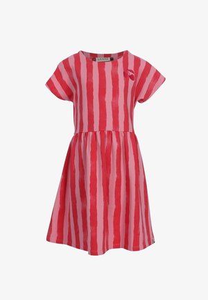 Meisjesjurk met korte mouwen, verticale roze en rode strepen en een klein kersmotief bij de halslijn.