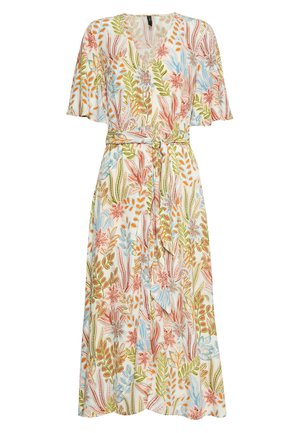 Sukienka midi z krótkimi, zwiewnymi rękawami, dekoltem w serek, paskiem w talii oraz wielokolorowym, kwiatowo-liściastym wzorem na białym tle.