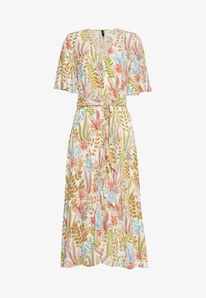 Midi-kjole med korte flutter-ærmer, V-hals, bælte i taljen og multifarvet blomster- og bladmotiv på hvid baggrund.