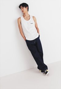 Levi's® RELAXED GRAPHIC TANK - Top - bright white