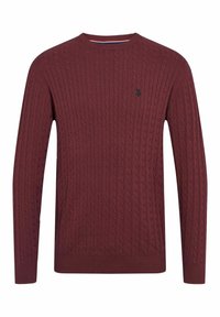 Pull bordeaux à maille torsadée avec un col rond, des manches longues, des poignets et un ourlet côtelés, arborant un petit logo contrastant sur la poitrine.