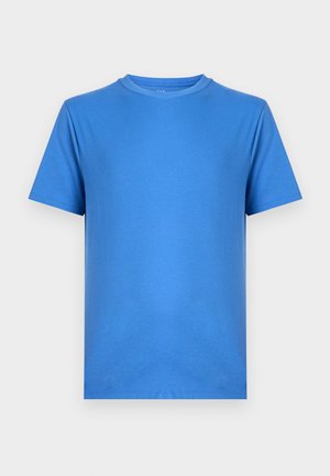 Απλή μπλούζα με κοντά μανίκια και στρογγυλή λαιμόκοψη σε μονόχρωμο έντονο μπλε χρώμα, απεικονίζεται σε ουδέτερο ανοιχτό γκρι φόντο.