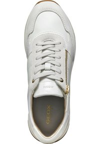 Sneaker bianca in una combinazione di pelle liscia e camoscio, con zip dorata come dettaglio, punta rotonda e interno imbottito. Marchio Geox visibile.