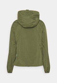 Veste imperméable vert olive avec capuche, dotée de manches longues et d'une taille légèrement cintrée. Texture lisse, design minimaliste, sans fermetures visibles.