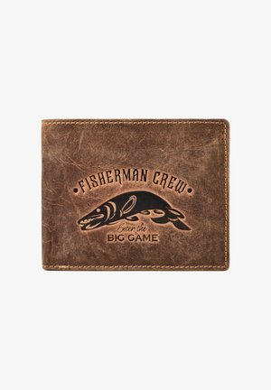 Cartera de cuero marrón con gráfico de pez y texto "Fisherman Crew" y "Enter the Big Game" en relieve en el frente.