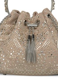 Borsa a secchiello in suede beige con accenti metallici, intricate pattern geometrici, manico a catena e dettaglio con frangia sul davanti.