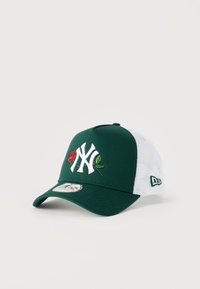 Πράσινο καπέλο μπέιζμπολ με λευκές πλευρές από δίχτυ. Διακοσμημένο με κεντημένο λευκό λογότυπο "NY", κόκκινο τριαντάφυλλο και πράσινα φύλλα. Σχεδίαση με επίπεδη γείσο.