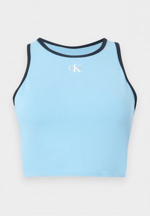 Ανοιχτό μπλε κοντό τοπ με μαύρη περιμετρική ραφή και μικρό λευκό λογότυπο Calvin Klein κεντραρισμένο κάτω από το λαιμό.
