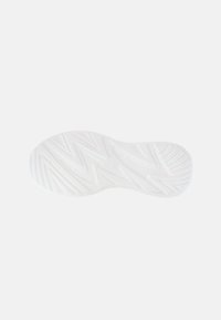 Weiße Sneaker-Sohle mit einem Zickzack-Profil, glatter Textur und leichter Krümmung an der Ferse für verbesserten Grip und Flexibilität.