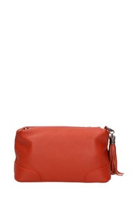 Borsa a pochette rossa in pelle con finitura texturizzata, chiusura con zip e dettaglio frangia laterale. Presenta una forma rettangolare e un design minimalista.