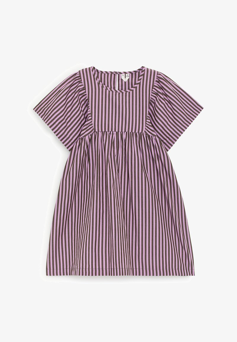 Robe à manches courtes avec des rayures verticales marron et lavande, col rond et détail froncé à la taille.