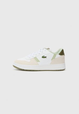 Weiße und beige Sneaker mit grünen Akzenten, ausgestattet mit einem Obermaterial aus Leder und Wildleder, Schnürverschluss, gelochter Zehenpartie und geprägtem Logo an der Ferse.