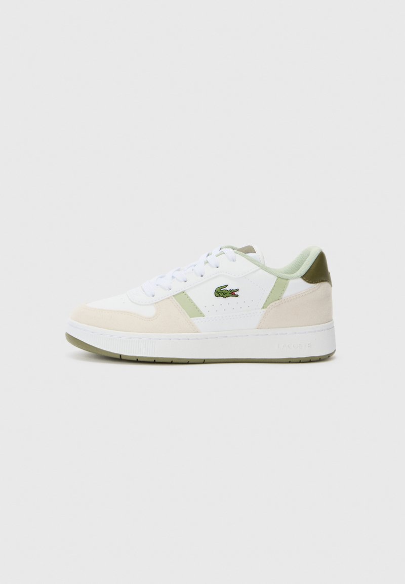 Hvite og beige sneakers med grønne detaljer, med øvre del i lær og sued, snøring, perforert tå og preget logo på hælen.