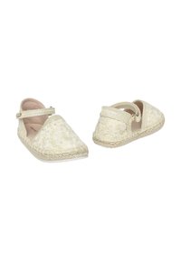 Espadrilles beige con parte superior de tejido trenzado, banda elástica y suela de yute. Presentan una textura floral y un diseño de parte trasera abierta para un fácil uso.