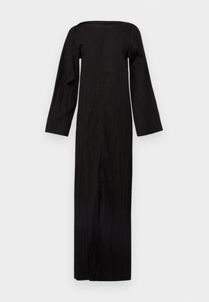 Μαύρο φόρεμα μακρύ με μήνυμα στα μανίκια, με τετράγωνη λαιμόκοψη, φτιαγμένο από υφάσματος με υφή, με ασύμμετρο σχεδιαστικό στοιχείο σε ένα μανίκι.