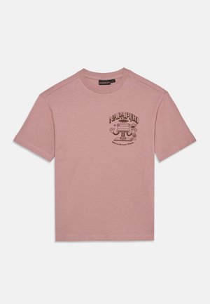 Pink T-shirt med korte ærmer med en lille mørk grafik på venstre bryst med teksten "Napapijri More Green Time" og en illustreret figur.