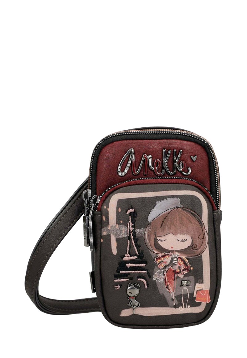 Borsa a tracolla marrone e bordeaux con zip, caratterizzata da un design cartoon di una ragazza, della Torre Eiffel e di un gatto. Finitura in pelle testurizzata.