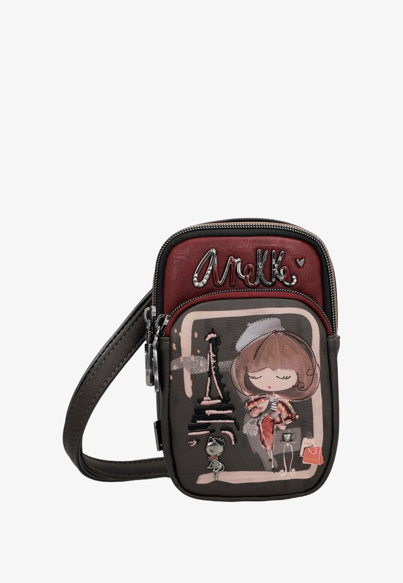 Borsa a tracolla marrone e bordeaux con zip, caratterizzata da un design cartoon di una ragazza, della Torre Eiffel e di un gatto. Finitura in pelle testurizzata.