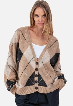 Beige-brauner Argyle-Cardigan mit V-Ausschnitt, übergroßer Passform und fünf braunen Knöpfen vorne. Weiche Textur mit gerippten Bündchen.