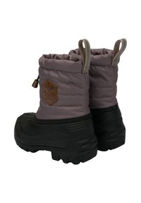 Bottes de neige en caoutchouc noir avec une tige en tissu matelassé violet, ornées d'un patch logo en cuir marron et de tirettes latérales pour un enfilage facile.
