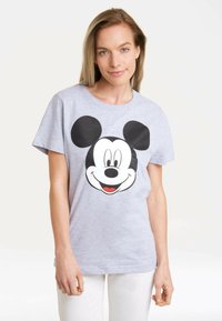 Graues Baumwoll-T-Shirt mit einem großen schwarz-weißen Mickey-Mouse-Graphic auf der Vorderseite. Kurze Ärmel und runder Halsausschnitt.