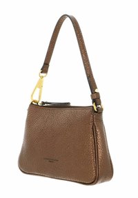 Sac à main en cuir texturé marron avec une poignée courte, doté de quincaillerie dorée et d'une fermeture éclair sur le dessus. Design compact et structuré.