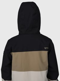 Vista posteriore di un giubbotto colorato con cappuccio nero, sezione centrale beige scuro, sezione inferiore beige chiaro e un piccolo logo sul lato superiore destro della schiena.