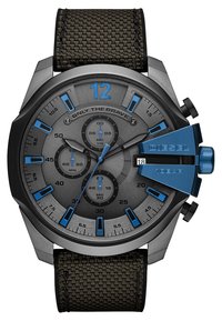 Montre chronographe noire et bleue avec un bracelet en tissu texturé, un cadran gris audacieux, de grands marqueurs d'heure bleus et un affichage de la date à 6 heures.