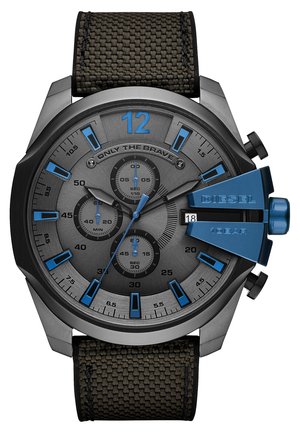Montre chronographe noire et bleue avec un bracelet en tissu texturé, un cadran gris audacieux, de grands marqueurs d'heure bleus et un affichage de la date à 6 heures.