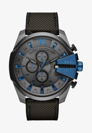 Reloj cronógrafo negro y azul con correa de tela texturizada, esfera gris audaz, grandes marcadores de hora azules y display de fecha a las 6 en punto.