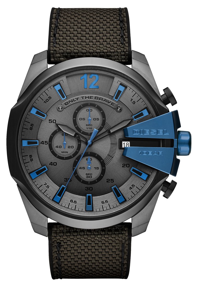 Montre chronographe noire et bleue avec un bracelet en tissu texturé, un cadran gris audacieux, de grands marqueurs d'heure bleus et un affichage de la date à 6 heures.