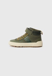 Zielone sneakersy w półwysokim kroju z gumową podeszwą, z sznurowaniem, rzepem oraz fakturowaną cholewką z kontrastującymi akcentami.