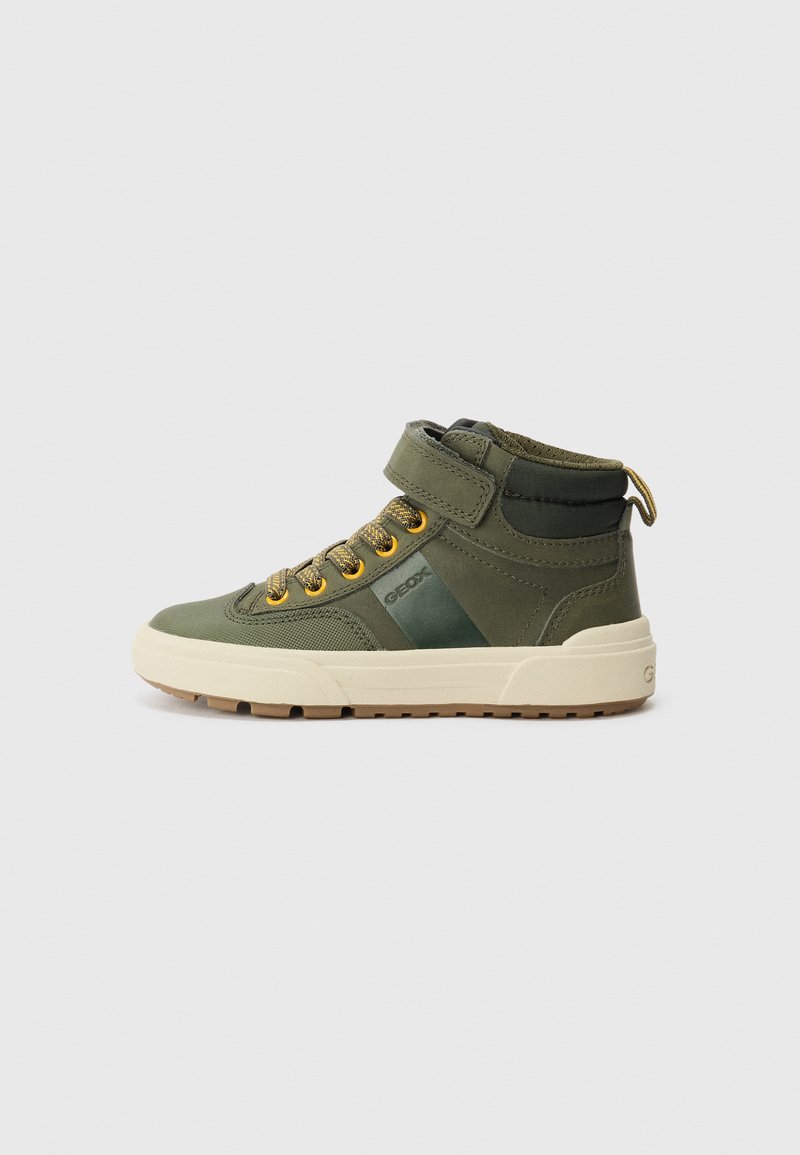 Zielone sneakersy w półwysokim kroju z gumową podeszwą, z sznurowaniem, rzepem oraz fakturowaną cholewką z kontrastującymi akcentami.