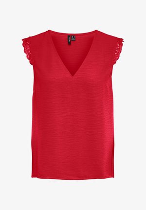 Top rojo sin mangas con escote en V y detalles de encaje en los bordes de los hombros, confeccionado en tela ligera.