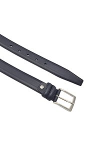 Granatowy skórzany pasek z prostokątną srebrną klamrą. Posiada pięć otworów do regulacji oraz niebieskie przeszycia wzdłuż krawędzi. Gładka tekstura.