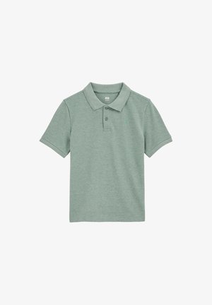 Polo de algodón verde con cuello clásico, mangas cortas y un pequeño logo bordado en el lado izquierdo del pecho. textura suave, diseño casual.