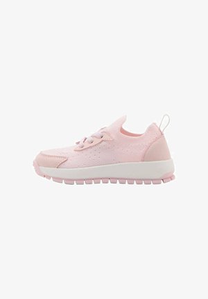 Scarpe sportive rosa con tomaia in mesh traspirante, punta arrotondata, suola spessa bianca con accenti rosa e linguetta posteriore per facilitare la calzata.